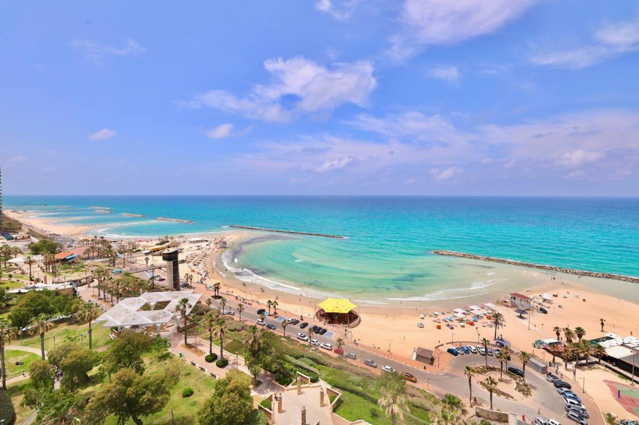 Sea-Front Apartment Нетания Екстериор снимка
