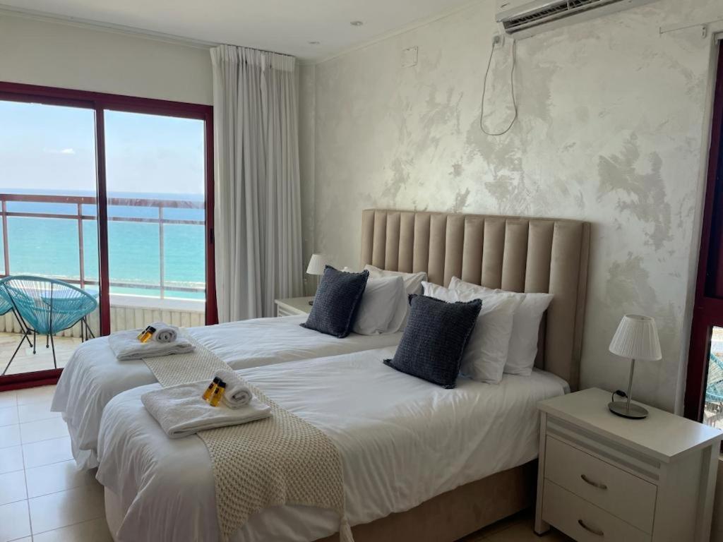 Sea-Front Apartment Нетания Екстериор снимка