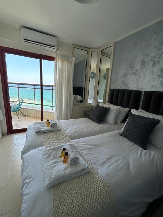 Sea-Front Apartment Нетания Екстериор снимка