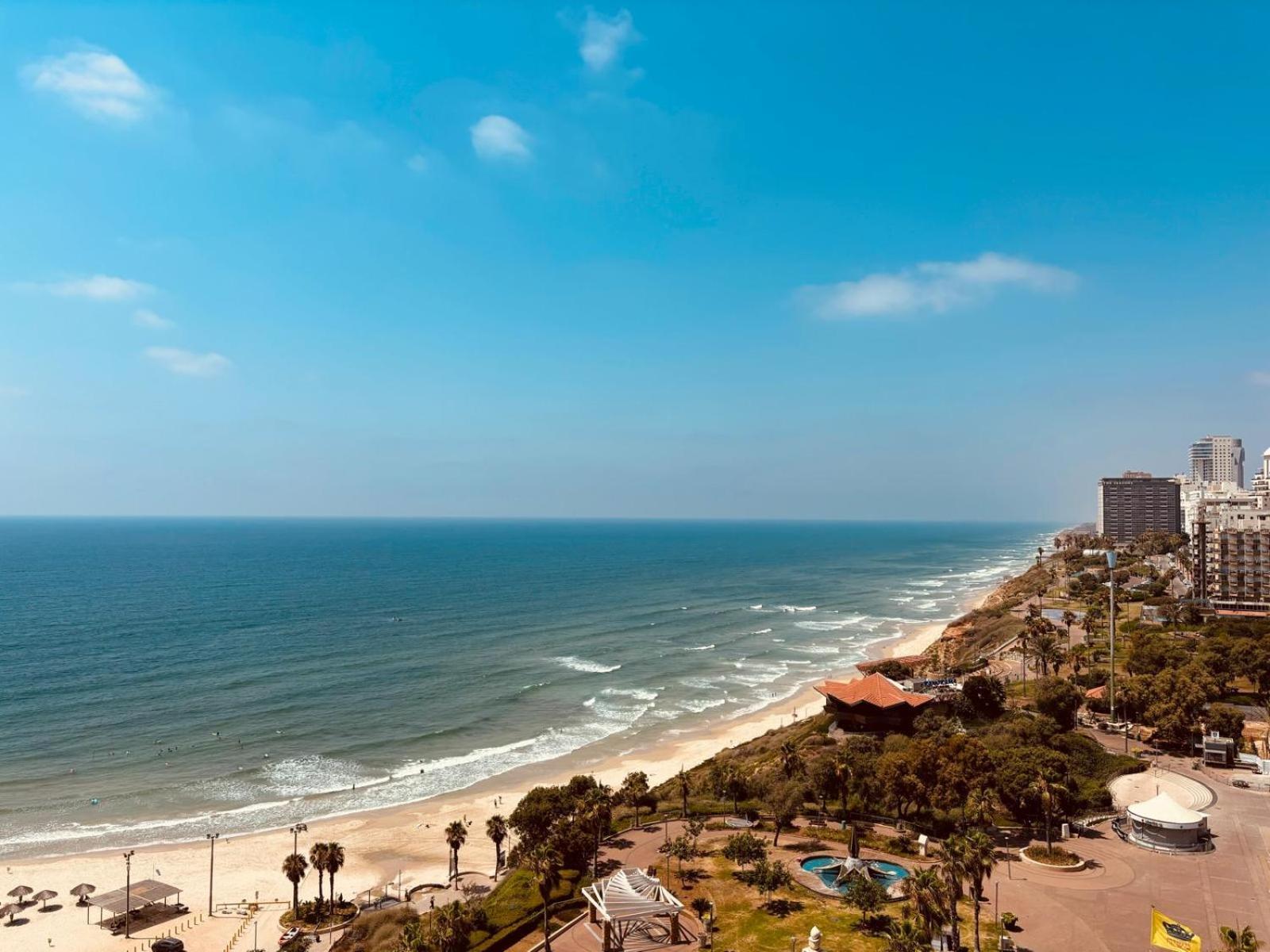 Sea-Front Apartment Нетания Екстериор снимка