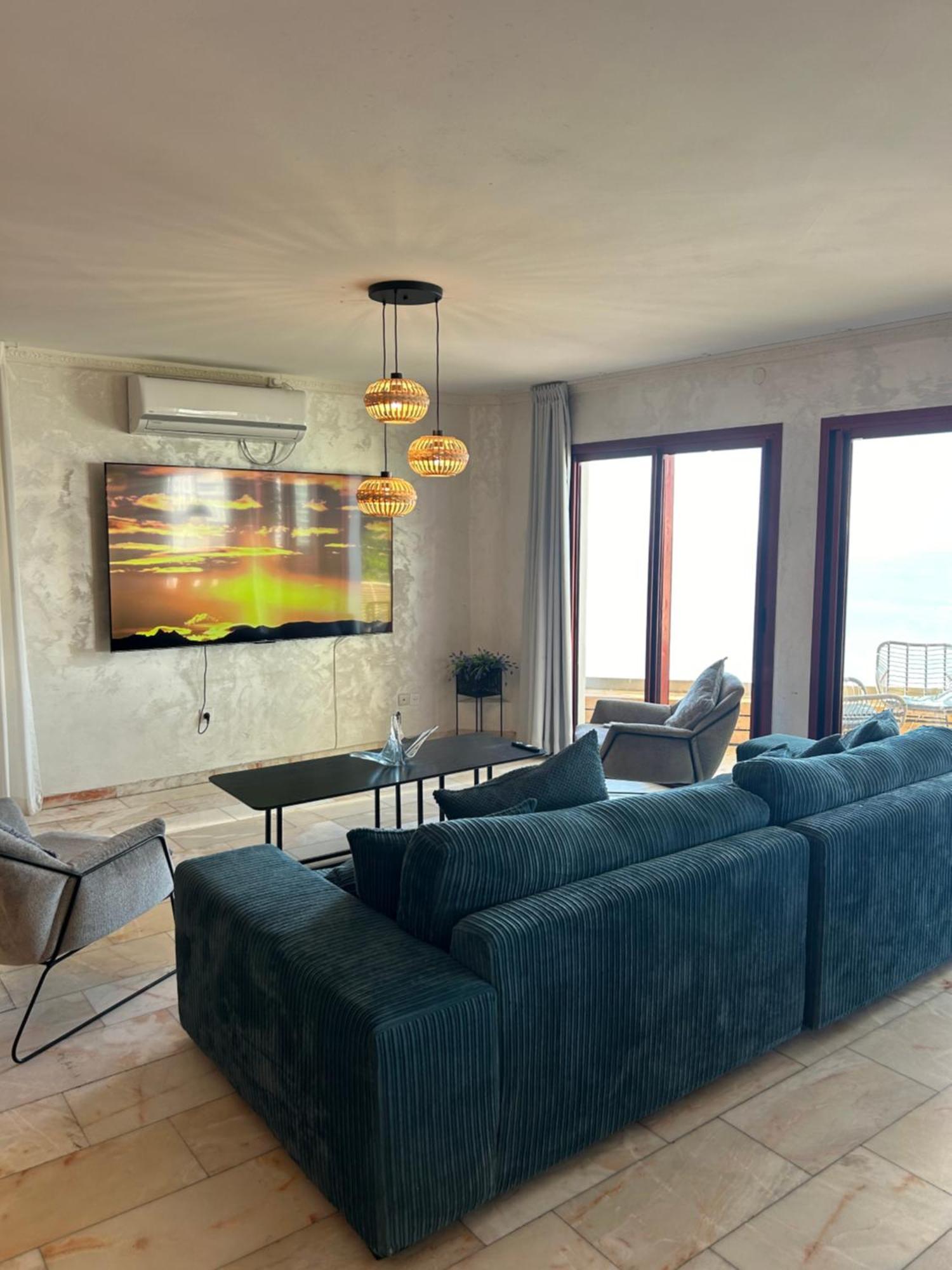 Sea-Front Apartment Нетания Екстериор снимка
